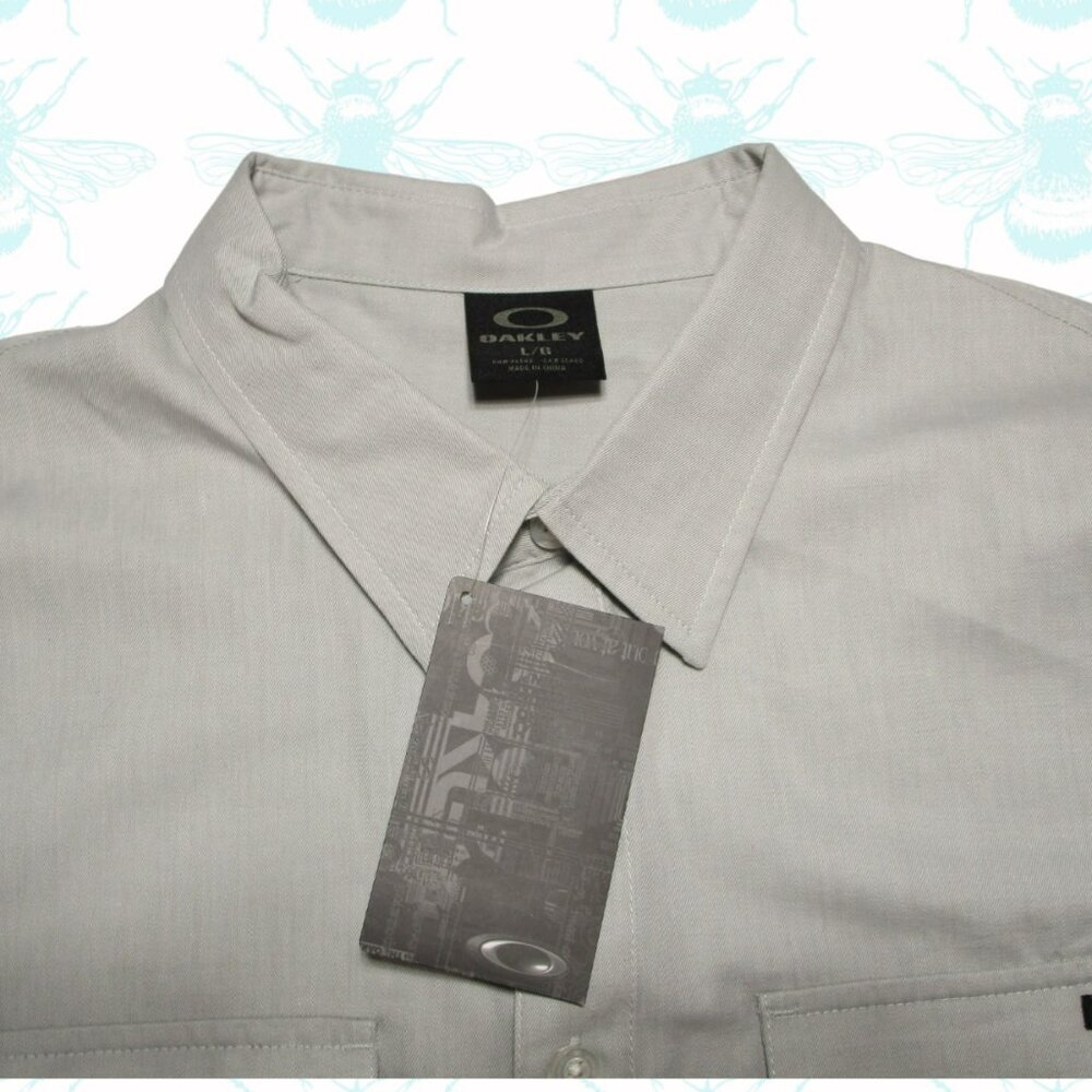 Oakley Men’s Light Gray Button-Up Shirt